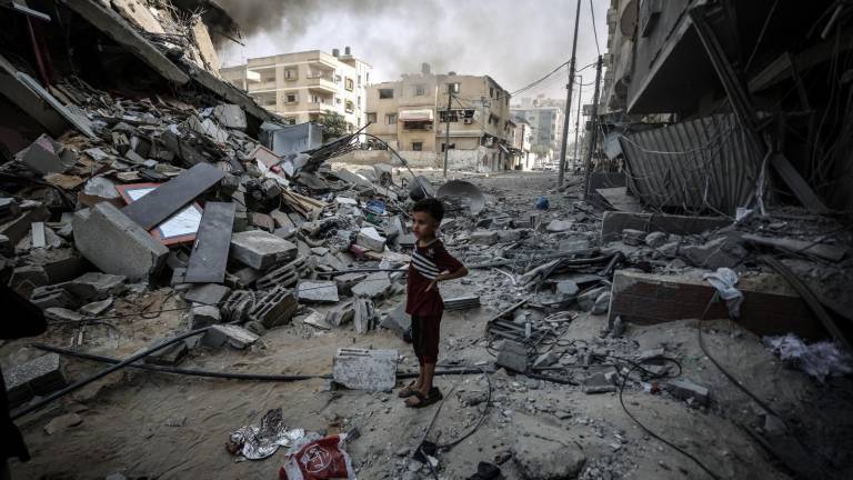 Un niño en medio de la zonas bombardeadas por Israel en Gaza.