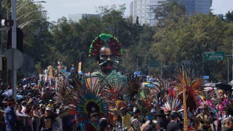 El desfile por Reforma se conformó por 65 contingentes y miles de participantes.