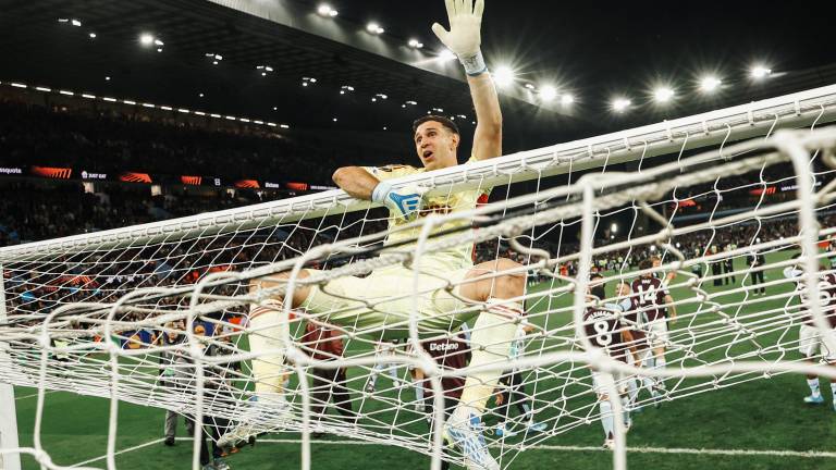 Dibu Martínez celebra el pase.