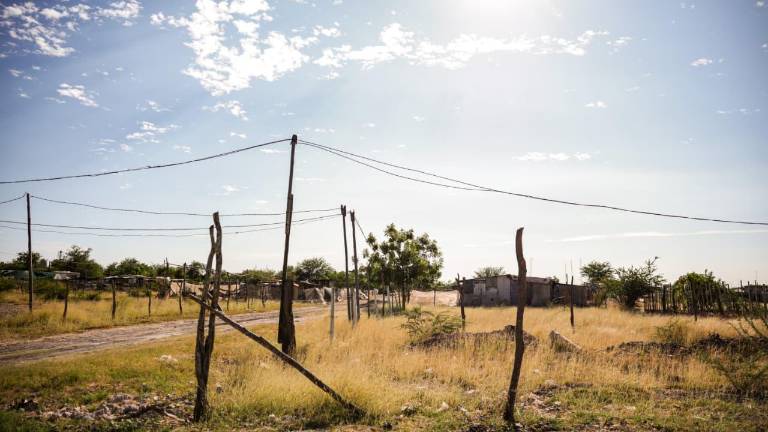 La comunidad de Las Víboras, integrada por familias desplazadas por la violencia, siguen sin agua y luz.