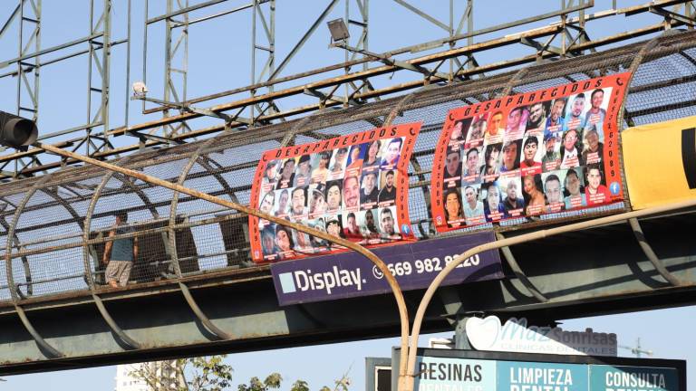 Mantas con rostros de personas desaparecidas fueron desplegadas este domingo en los puentes de Mazatlán.