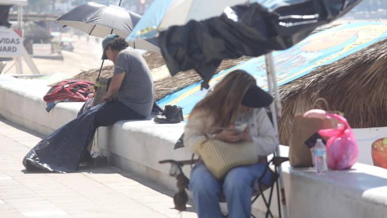Cientos de personas duermen sobre el malecón para apartar lugares para el desfile de carnaval.