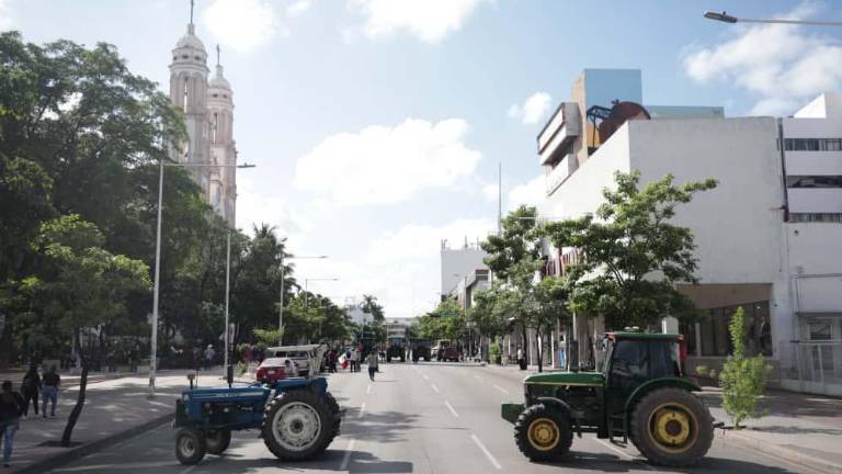 Protesta de productores agrícolas en el Centro de Culiacán.