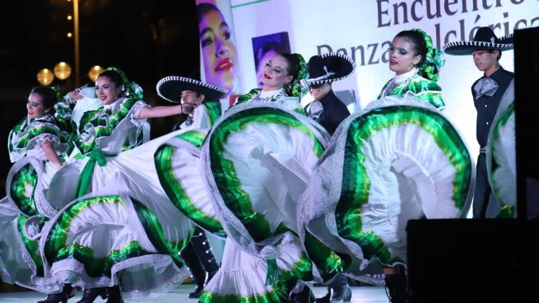 Estudiantes de distintos planteles de Cobaes interpretaron danzas tradicionales durante el Encuentro Estatal de Danza Folclórica Cobaes 2025, celebrado en Mazatlán.