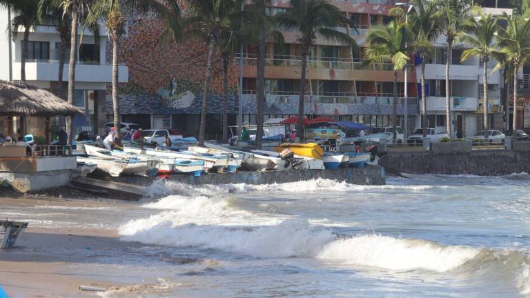 Pangas se mantienen resguardadas en Playa Norte, en Mazatlán, mientras la tormenta Raymond avanza en el Pacífico.