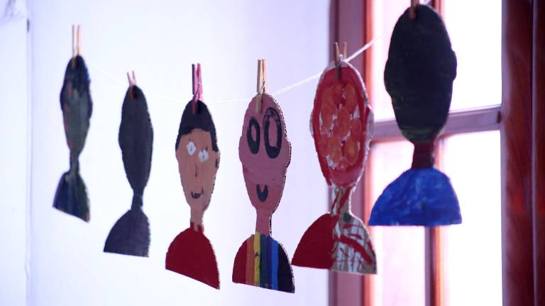 Niños y niñas echan a volar su imaginación en el taller.