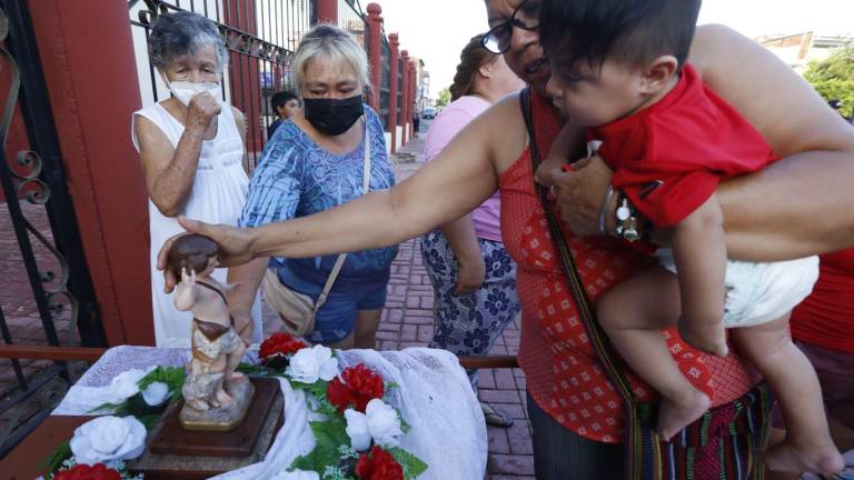 Tras dos años, en Villa Unión retoman tradición de bañar a San Juan en el Río Presidio
