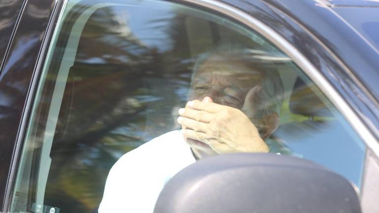 A su salida del hotel, el Presidente manda besos a la prensa.