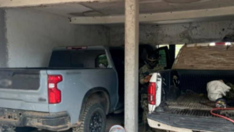 Dos camionetas tipo pick up permanecen aseguradas al interior de un inmueble abandonado en Mazatlán.