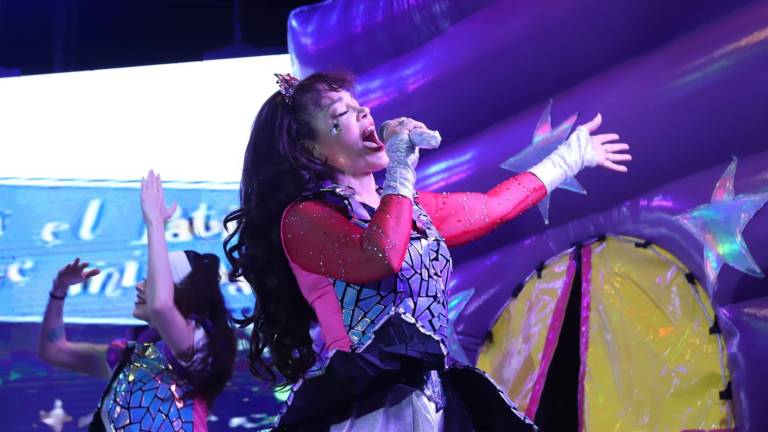 Tatiana puso a cantar y bailar a los niños mazatlecos en su concierto en la Avenida Leonismo junto a la Villa Navideña del Parque Central.