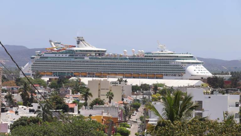 Este lunes, la embarcación Navigator Of The Seas arribó en Mazatlán con más de 3 mil 800 excursionistas.