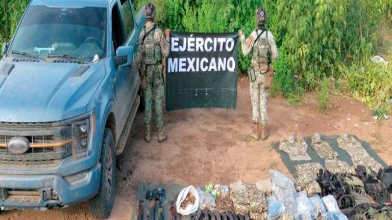 Fuerzas federales resguardan equipo táctico, cargadores y vehículos asegurados en el sur de Sinaloa.