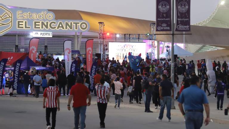La marea rojiblanca inunda el Encanto.