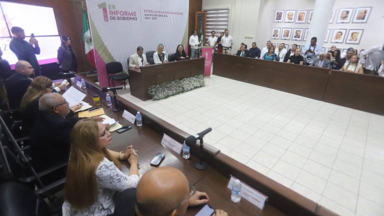 La Alcaldesa de Mazatlán, Estrella Palacios Domínguez, entregó en Sesión de Cabildo su Primer Informe de Gobierno.