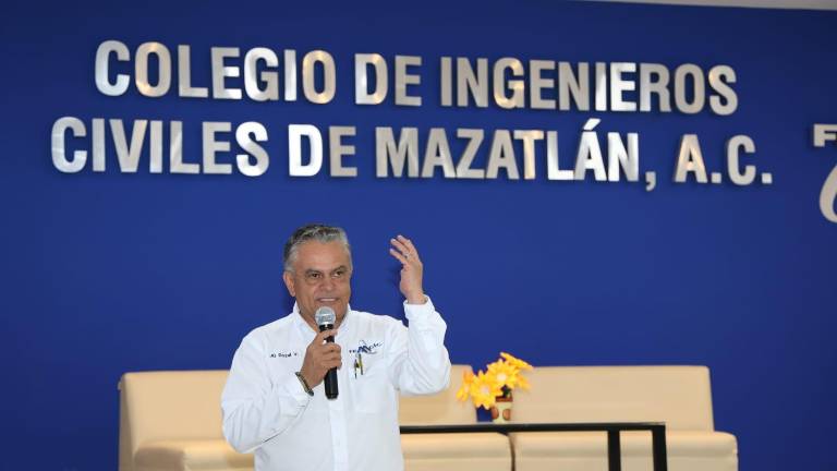 José Guillermo Dozal Valdez anuncia que Mazatlán será sede de la 52 Reunión Nacional de Ingenieros Civiles.