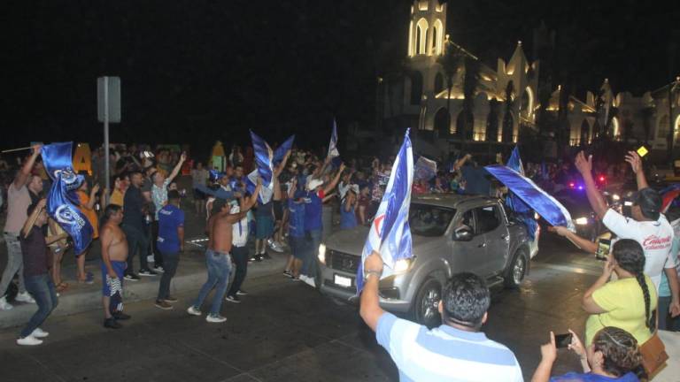Aficionados en Mazatlán festejan el título del Cruz Azul