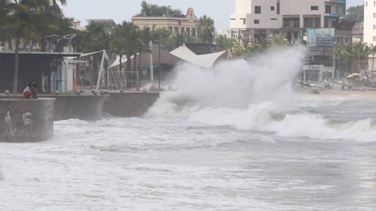 Debido al oleaje intenso el puerto de Mazatlán fue cerrado a la navegación.