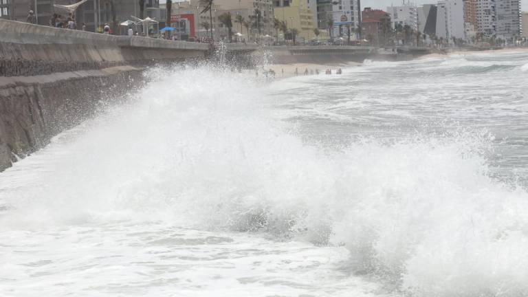 Fuerte oleaje se presenta en las playas de Mazatlán