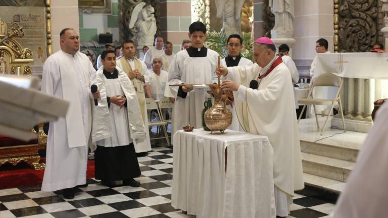 El Obispo Mario Espinosa encabezó la bendición de óleos.