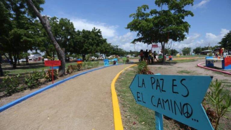 El Gobierno federal invertirá en labores de bacheo e iluminación en los dos Senderos de Paz en Mazatlán.