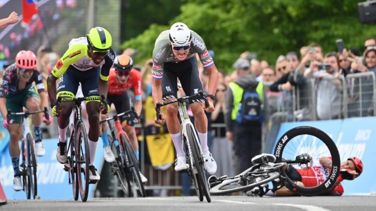 Mathieu Van der Poel se lleva la primera etapa del Giro de Italia