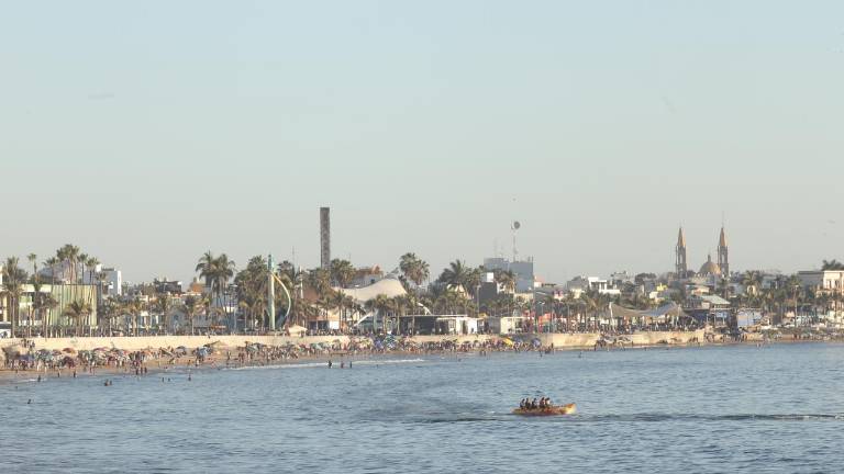 $! More than 10 thousand bathers flock to the beaches of Mazatlán between Saturday and Sunday
