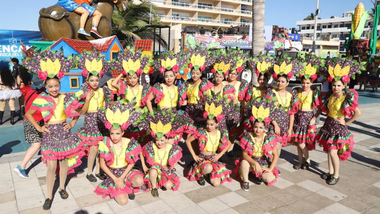 La comparsa Academia Peques Dance llenó de alegría y color el malecón, conquistando al público con coreografías llenas de ritmo y entusiasmo durante el desfile del Carnaval de Mazatlán 2026.