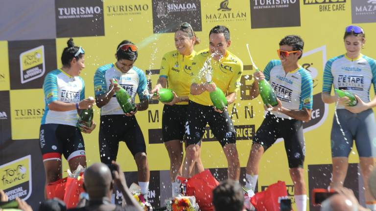 El podio de la ruta larga celebra su hazaña.
