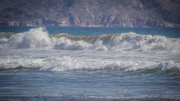 En las playas de Mazatlán se registra oleaje elevado y mar de fondo, por lo que llaman a extremar cuidados.