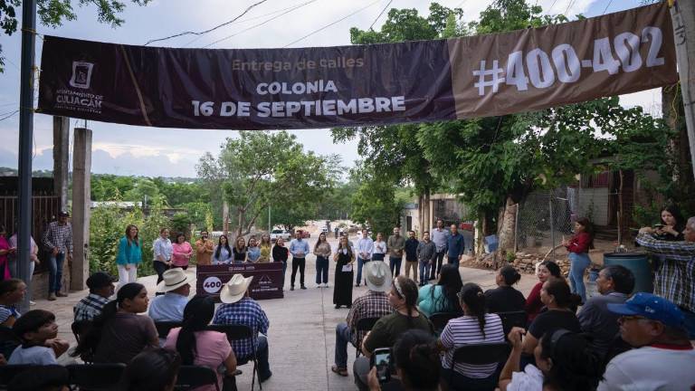 Las obras abarcan unos 320 metros lineales e incluyen trabajos de agua potable, drenaje sanitario y alumbrado público.