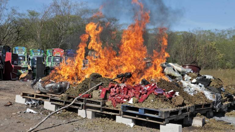 El Gobernador Rubén Rocha Moya y autoridades estatales supervisaron la incineración de drogas, máquinas tragamonedas y medicamentos caducos en Culiacán.