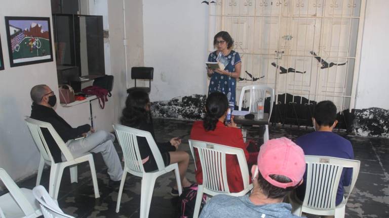 La escritora, quien reside en Estados Unidos, regresó a Mazatlán para presentar su libro.