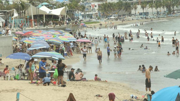 Disfrutan centenares de personas las playas mazatlecas este sábado