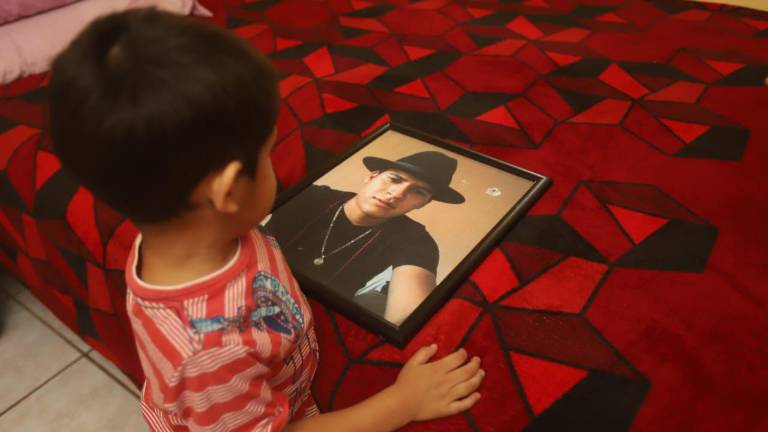 Axel Yoel sueña con ser bombero mientras espera su regalo de Reyes; su tío, Iván Alonso, permanece desaparecido desde 2020.