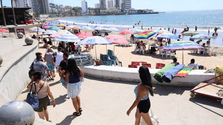 Desde el viernes, familias y grupos de amigos comenzaron a llenar puntos como Playa Pinitos, Olas Altas y Playa Norte, donde se vivió un ambiente festivo.