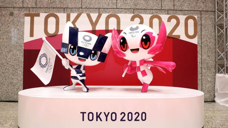 Las estatuas de Miraitowa (izquierda) y Someity, las mascotas de los Juegos Olímpicos de Tokio 2020 y los Paraolímpicos.