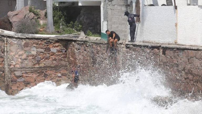 ‘Tragafuegos’ moviliza a policías y cuerpos de rescate de Mazatlán ante el riesgo de que fuera arrastrado por el mar