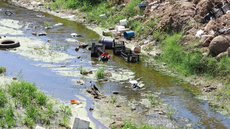 Neumáticos, plásticos, muebles y otros desechos permanecen acumulados en diversos tramos del Arroyo Jabalines y canales pluviales del puerto.