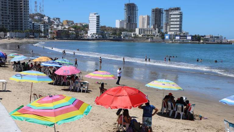 Disminuyen quemadores, pero persiste oleaje en playas de Mazatlán; llaman a extremar precauciones