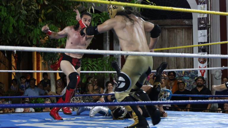 Decenas de familias disfrutaron una función de lucha libre en pleno Centro Histórico, donde gladiadores locales ofrecieron una noche de espectáculo, convivencia y entretenimiento.
