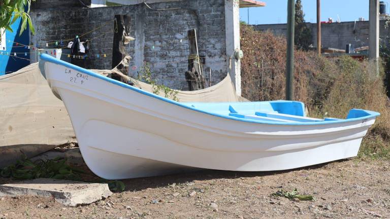 Dos embarcaciones y dos motores marinos fueron entregados a pescadores ribereños.