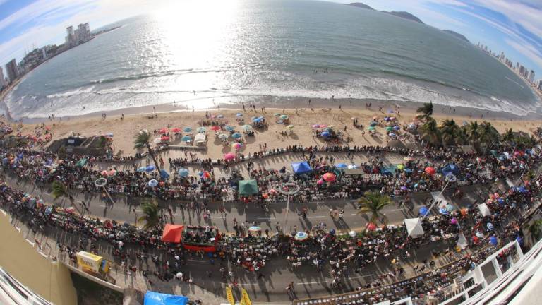 El Malecón de Mazatlán vive el primer desfile de Carnaval.