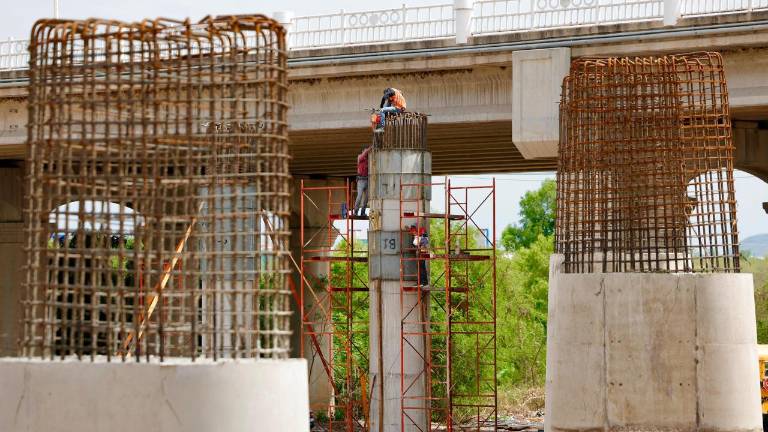 A un costado del Congreso de Sinaloa, en Culiacán, se construye un puente nuevo.