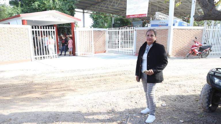 La subdirectora de la Escuela Secundaria Técnica 88, de la Isla de la Piedra, Martha Azucena Aguirre Lagunas, denuncia fraude administrativo en el plantel.