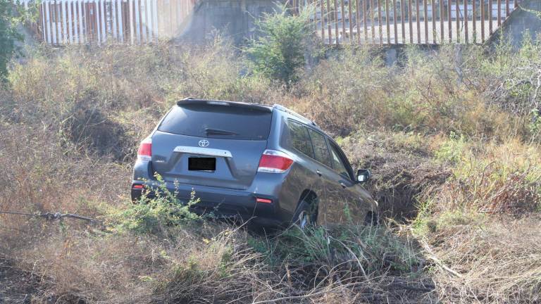 Evita conductora chocar contra un vehículo y su camioneta termina en una cuneta fuera de la carretera en Mazatlán