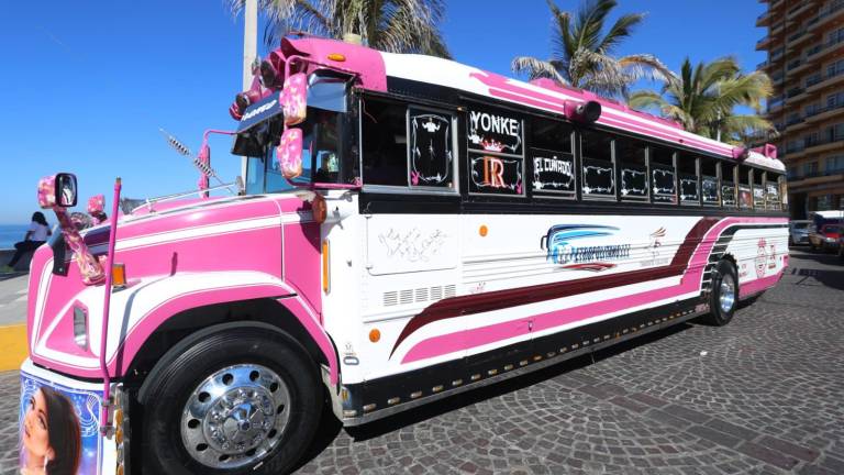 El “Bukibus”, un camión que tomó fama por su colorido y sobre todo por su chofer en Culiacán, se pasea por Mazatlán.