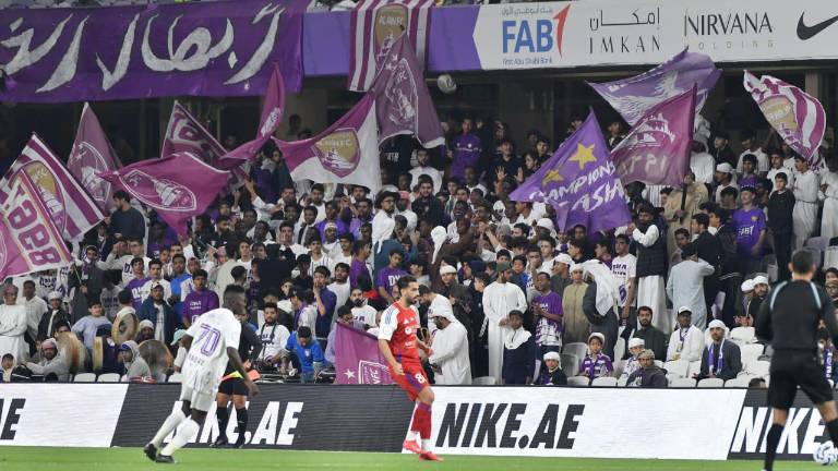 César Ramos (der.) silba un partido de la UAE Pro League.