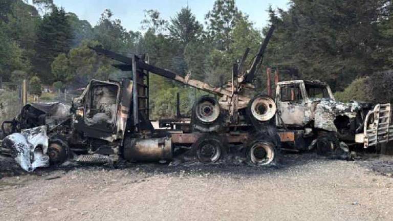 Vehículos incendiados tras la jornada de violencia registrada el domingo por el operativo en el que murió Nemesio Oseguera Cervantes, “El Mencho”.