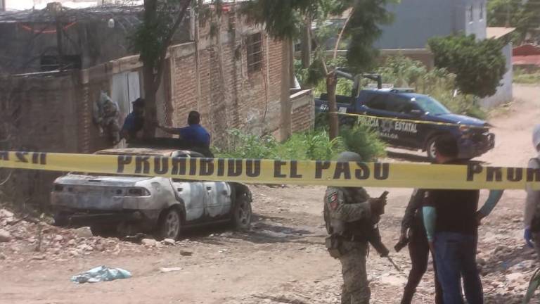 Autoridades de seguridad resguardaron la zona donde un vehículo fue incendiado intencionalmente en Culiacán.