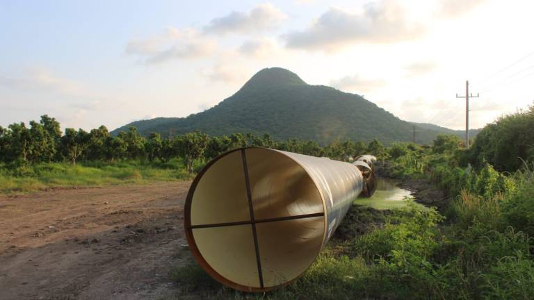 Introducción de tubería que forma parte de los canales de riego de la presa Santa María.